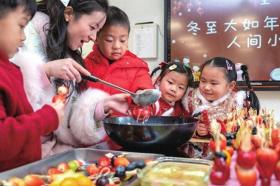 长兴县实验幼儿园学生制作冰糖葫芦